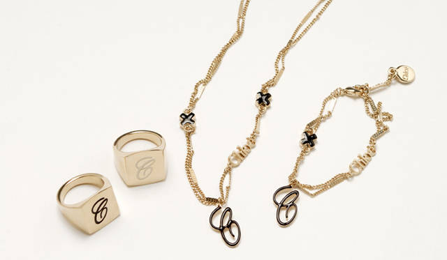 <strong>Chloé</strong> From left: 'CHLOÉ C' pinky ring (black, milk) ¥14,700, 'CHLOÉ C' short necklace ¥21,000, 'CHLOÉ C' bracelet ¥21,000 (All Chloé / Chloé Information Desk)