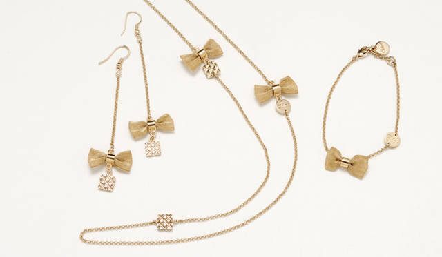<strong>Chloé</strong> From left: 'GOLDEN BOW' earrings ¥19,950, 'GOLDEN BOW' long necklace ¥25,200, 'GOLDEN BOW' bracelet ¥16,800 (All Chloé / Chloé Information Desk)