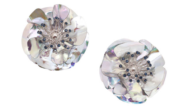 <strong>MIUMIU｜ミュウミュウ</strong>　イヤリング 3万1500円 （予定価格）