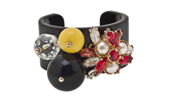 <strong>MIUMIU｜ミュウミュウ</strong>　ブレスレット 3万6750円 （予定価格）