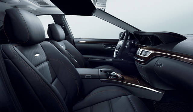 <strong>Mercedes-Benz｜メルセデス・ベンツ</strong>　オプション装備のダークウォールウッドナットトリムを採用したS 63 AMGのインテリア。