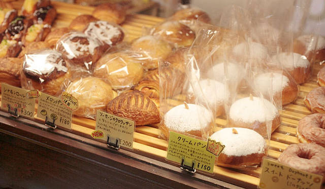 <strong>nuku muku｜ヌクムク</strong>　愛嬌のある丸っこいかたちのパンがならぶショウケース。人気ナンバーワンのクリームパン（1個150円）は、お店のホームページの表紙にも採用されている。