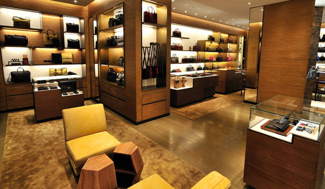 <strong>LOEWE｜ロエベ</strong>　高島屋横浜店にリニューアルオープンしたロエベ ブティック。「宝物が詰まったギフトボックス」をコンセプトに、有名建築家ピーター・マリノが手がけた。　