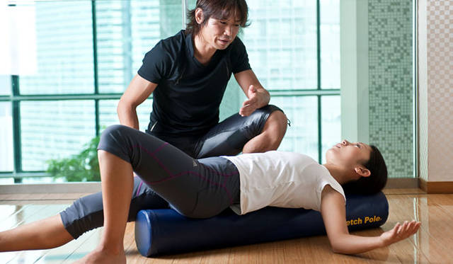 <strong>コンラッド東京 ランニングプラン “Conrad Stay, Run & Eat supported by adidas”</strong><br>このリカバリープランは、自分ではなかなか伸ばすことのできない部位を専門トレーナーがストレッチポールを併用して伸ばす「ストレッチポール＆パーソナルストレッチ」。※「スポーツオイルマッサージ」「水中リラクゼーション」「ストレッチポール＆パーソナルストレッチ」の3つのなかからひとつを選べる。