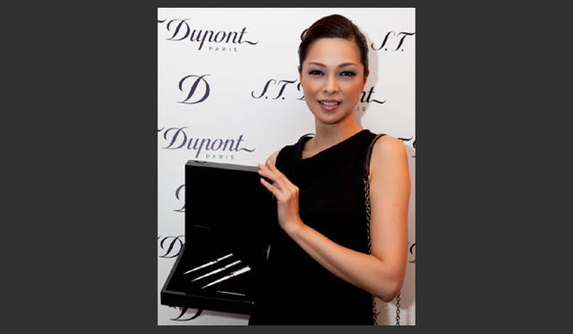 <strong>S.T.Dupont｜エス・テー・デュポン</strong>　フランスでは、サルコジ大統領夫人のカーラ・ブルーニやソフィー・マルソーも愛用中の「リベルテ」コレクション。日本では川原亜矢子さんに、最初のリベルテのペンコレクションが贈られた。