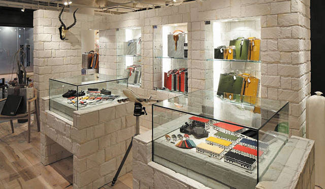 <strong>ASPLUND｜アスプルンド</strong>　店内は、ショールームとしても機能する展示を兼ねる。
