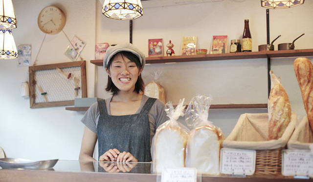<strong>Boulangerie Copain｜ブーランジェリー コパン</strong>　「パンをつくるのが好きでパン屋をはじめましたが、お客さまの反応がすぐに聞けるので接客も楽しいです」と気さくな笑顔の池田知嘉子シェフ。