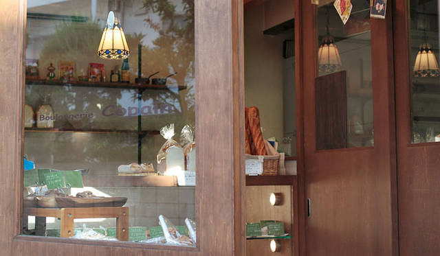 <strong>Boulangerie Copain｜ブーランジェリー コパン</strong>　ふたりも入ればいっぱいの店内。ガラス張りのドアの向こうではせっせとパンが焼かれ、店中が焼きたてのいい香りに包まれる。