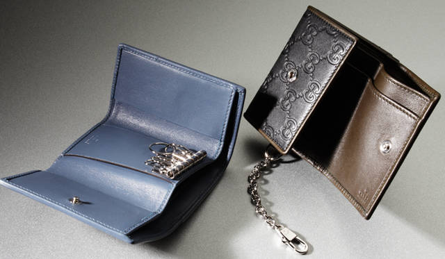 <strong>GUCCI｜グッチ</strong>　左／キーホルダー付きミニウォレット（GGプラス×ブルー） [W25　7.5×H11.5cm] 2万8350円、右／カードケース付きミニウォレット（ブラック×カーキ）[W10×H7cm] 4万4100円（ともにグッチ／グッチ ジャパン）