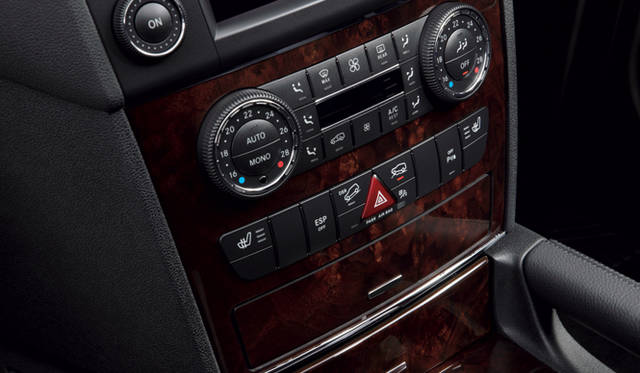 <strong>Mercedes-Benz M-Class｜メルセデス・ベンツ Mクラス</strong>　個々の座席を独立させた温度調整が可能なマルチゾーンクライメートコントロール