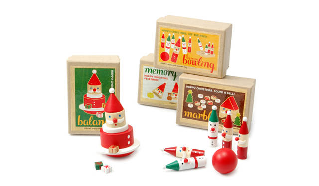 <strong>LIVING MOTIF｜リビング・モティーフ</strong>　 Christmas Collection 2010　「クリスマス木製ミニゲーム」　小さな紙箱に収められた木製のミニゲーム。サンタやスノーマンがボウリングのピンやおはじきになった楽しいデザインで、おはじきやボウリング、三目並べなどで遊べる。価格｜672円～