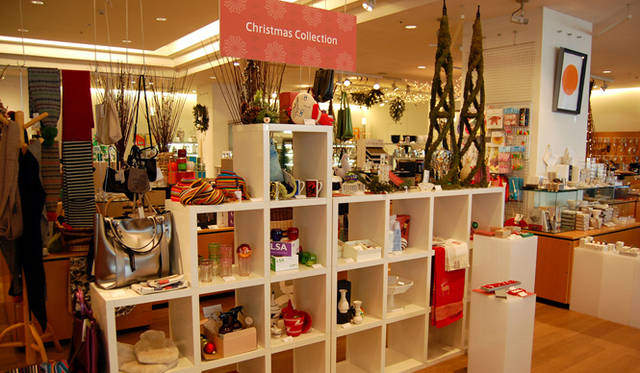 <strong>LIVING MOTIF｜リビング・モティーフ</strong>　 Christmas Collection 2010　店内ディスプレイ