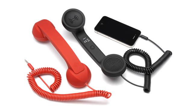 <strong>LIVING MOTIF｜リビング・モティーフ</strong>　 Christmas Collection 2010　「ネイティブ ユニオン Moshi Moshi Handset MM01H」　受話用の高品質な小型スピーカーと感度の良いマイクを採用したユニークな受話器型ハンドセット「Moshi Moshi 01H」は、Skypeなどが搭載されたiPadやPCに接続してインターネット電話を利用することを可能にした画期的なコミュニケーションツール。価格｜4980円