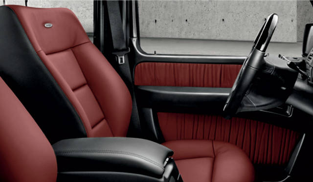 <strong>Mercedes-Benz G-Class｜メルセデス・ベンツ Gクラス</strong>　シートカラー、クラシックレッドでデジーノ ポプラウッドのトリムを採用したG55 AMG ロング。