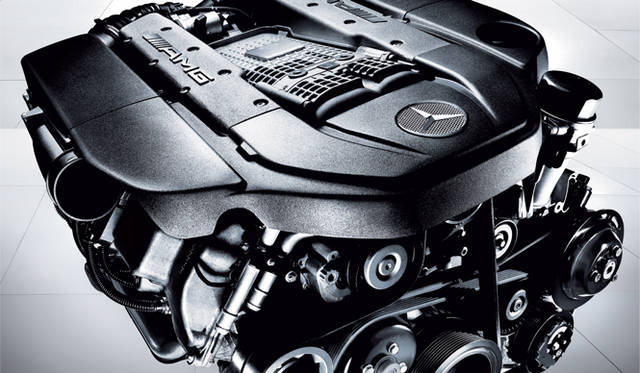 <strong>Mercedes-Benz G-Class｜メルセデス・ベンツ Gクラス</strong>　G 55 AMG ロングに積まれる5.5リッター V型8気筒 DOHCエンジンの外観。 