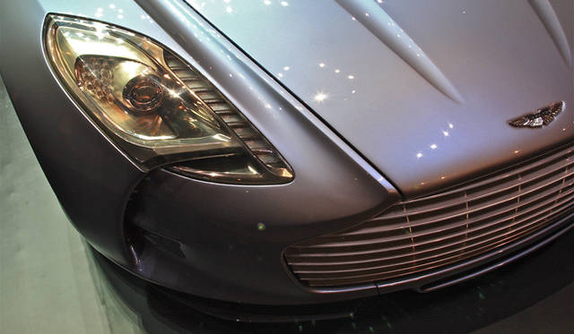 <strong>ASTON MARTIN One-77｜アストンマーティン One-77</strong>　フェンダーの曲面は手作業でつくりあげたという。グリルはアルミニウム製。