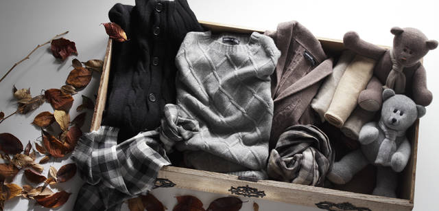 <strong>Scottish mode for men｜</strong>　繊維の宝石──世界のメゾンにも愛されるスコティッシュ・カシミア<br />丸くたたんだカシミアのスカーフ 各1万5750円、カシミアのテディベア 各2万6250円（ホイック・カシミア・オブ　スコットランド／ホイック・カシミア・ジャパン）