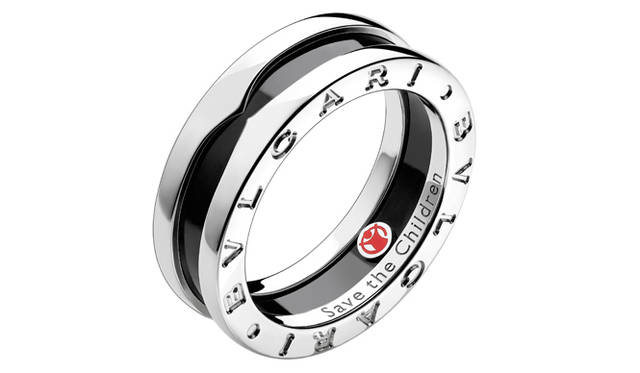 <strong>BVLGARI｜ブルガリ　Save The Children Event 2010</strong>　内側にSTCロゴが赤色で彫られた「B.zero1（ビー・ゼロワン）」。税込価格4万4100円のうち、8400円が「サーブ・ザ・チルドレン」に寄付される。