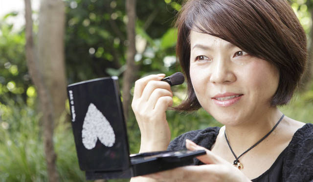 <strong>國藤直子のコスメシュラン</strong>　第67週 「RMK クリスマスパレット 2010」