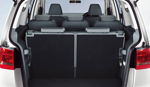 <strong>Volkswagen Golf Touran｜フォルクスワーゲン ゴルフ トゥーラン</strong>　最高で7名乗車することができる。