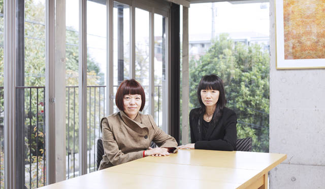 <strong>Twiggy松浦美穂×THREE Rie OMOTO　スペシャル対談（前編）</strong>　左から、「ツイギー」の松浦美穂さんと、「THREE」のRie OMOTOさん。対談当日、はじめて会ったふたり。