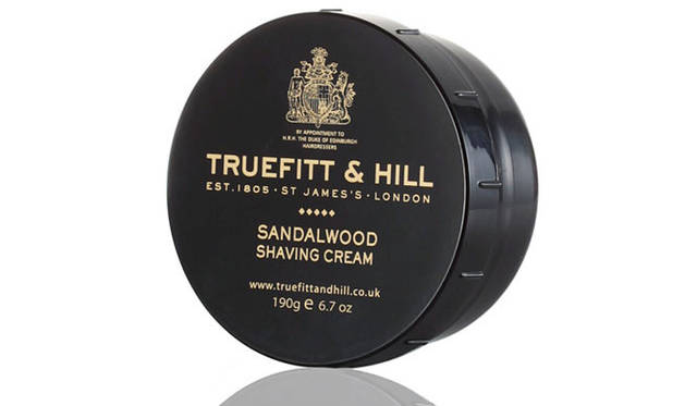 <strong>TRUEFITT&HILL｜トゥルフィット＆ヒル</strong>　「サンダルウッド　シェービングクリーム」　オーデコロンやアフターシェーブバームとおなじフレグランスのシェービングクリーム。シリーズ最新モデルだけに、成分や製造方法もアップデートされ、濃厚できめ細かな泡が特徴。シェービングブラシで泡立て、肌と髭をやさしくブラッシングすることで、髭をやわらかくし、カミソリ負けから肌を守る。伝統を重んじ、革新をつづける世界最古の理髪店の矜持が詰まった最新のシェービングクリーム。