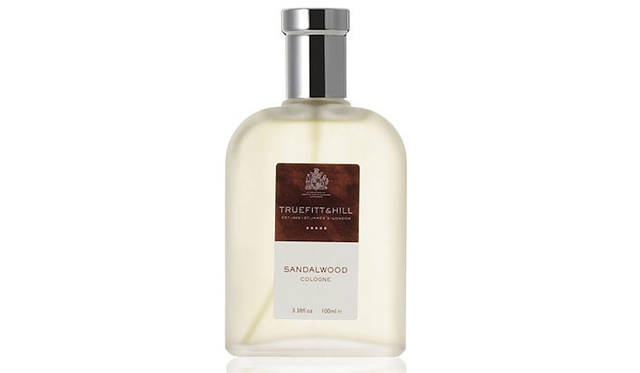 <strong>TRUEFITT&HILL｜トゥルフィット＆ヒル</strong>　「サンダルウッド　オーデコロン」　以前からリクエストが多かったサンダルウッドのオーデコロンがついに復活。往年のアーカイブをベースとしながらも、現在のロンドンならではのモダンさやダンディズムをあわせもつ。サンダルウッド（白檀）とほのかなムスクをベースとした、ライトタッチで使いやすい香りも特徴。タイドアップしたスーツ姿にあわせることで、リラックスした印象をあたえ、カジュアルにあわせるとキチンとした印象を放つ、ジェントルマンのためのオーデコロン。