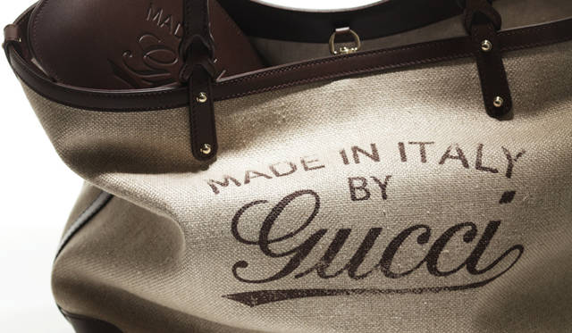 <strong>GUCCI｜グッチ</strong>　ナチュラルな麻素材を上質なレザーでトリミング。「グッチ クラフト」バッグ [W52×H32×D18cm] 11万4450円（グッチ／グッチ ジャパン）