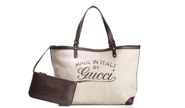 <strong>GUCCI｜グッチ</strong>　フロントとなかのミニバッグには、「グッチ スクリプト ロゴ」があしらわて。グッチ クラフト」バッグ [W52×H32×D18cm] 11万4450円（グッチ／グッチ ジャパン）