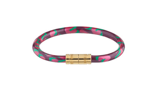 <strong>LOUIS VUITTON｜ルイ・ヴィトン</strong>　重ねづけにも最適なブレスレット。レオパードプリントのキャンバスをシンプルなロックで留めたデザイン。「ブラスレ・キープイット」 [2011年1月上旬発売] 2万2050円（ルイ・ヴィトン）　©LOUIS VUITTON/BRUNO ASSELOT