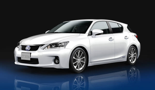 <strong>LEXUS CT200h｜レクサス CT200h</strong>　ボディカラー、ホワイトパールクリスタルシャインの「version L」。