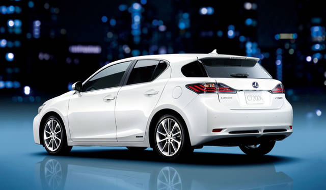<strong>LEXUS CT200h｜レクサス CT200h</strong>　ボディカラー、ホワイトパールクリスタルシャインの「version L」。