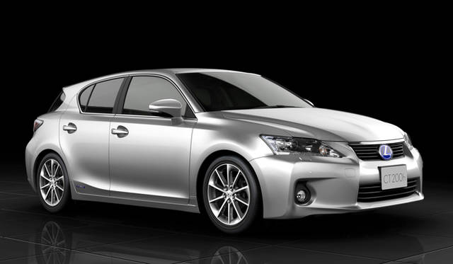 <strong>LEXUS CT200h｜レクサス CT200h</strong>　ボディカラー、シルバーマイカメタリックの「version L」。