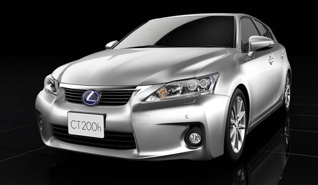 <strong>LEXUS CT200h｜レクサス CT200h</strong>　ボディカラー、シルバーマイカメタリックの「version L」。