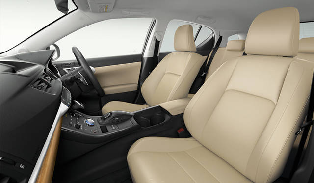 <strong>LEXUS CT200h｜レクサス CT200h</strong>　シートに本革をあしらったversion Lインテリア。