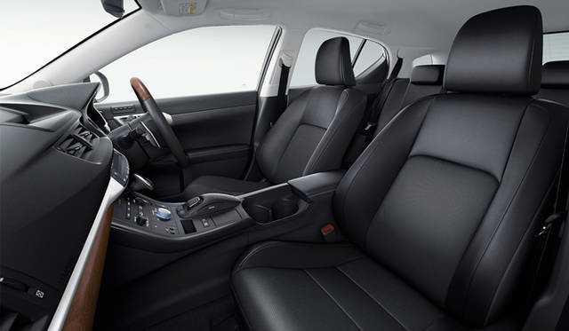 <strong>LEXUS CT200h｜レクサス CT200h</strong>　本革シートのブラックバージョン。