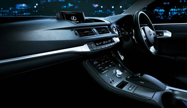<strong>LEXUS CT200h｜レクサス CT200h</strong>