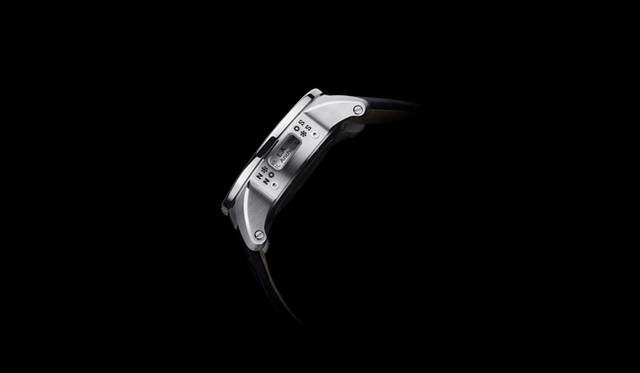 <strong>Cartier｜カルティエ</strong>　ホームタイムのタイムゾーン設定用の都市名は、ケースサイドにあるレンズ付きの小窓に表示されており、その設定をリューズの上下にあるプッシュボタンでおこなう仕組み。「カリブル ドゥ カルティエ マルチタイムゾーン」390万6000円（2011年秋頃発売）