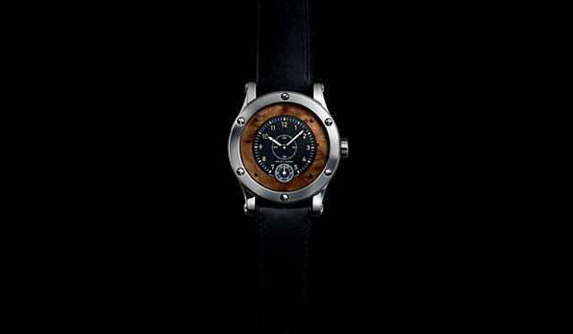 <strong>RALPH LAURENT｜ラルフ ローレン</strong>　クラシックカー・コレクターでもあるラルフ・ローレン氏が、所有する1938年製「ブガッティ タイプ 57SCクーペ」をイメージしてデザインしたスポーティングコレクションの新作。「スポーティング ウッドダイヤル ウォッチ」114万5550円（6月発売予定）