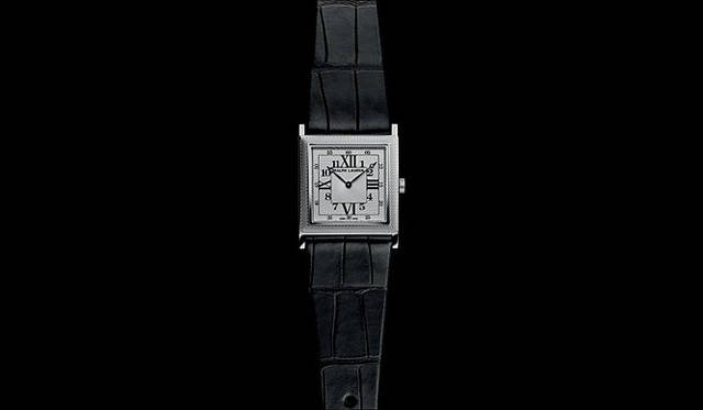 <strong>RALPH LAURENT｜ラルフ ローレン</strong> はじめてのスクエアケース・コレクションだという「スリムクラシック」最大の特徴は、1920年代のアールデコ時代の腕時計からインスピレーションを得たというドレッシーな超薄型ケース。シックかつエレガントに身に着けたい。「スリムクラシック ギョーシェ ウォッチ」147万3150円（7月発売予定）
