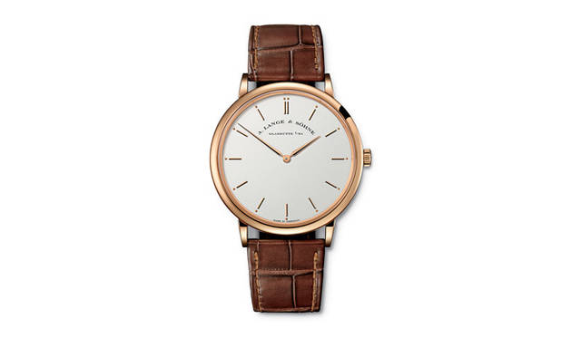 <strong>A. Lange ＆ Sohne｜A.ランゲ＆ゾーネ</strong> 無駄な要素を極限まで削ぎ落とし視認性を追求したシンプルな文字盤や、質実剛健なデザイン、またラインナップのなかでは比較的手頃な価格で、第二次世界大戦前のドイツ機械式時計の美点を今に伝えるタイムピースとして時計通たちに愛されてきた「サクソニア」が完全リニューアル。「サクソニア・フラッハ」184万8000円（2012年1月発売予定）