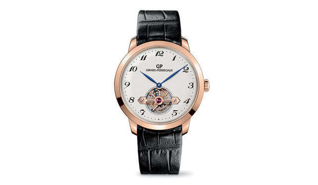 <strong>Girard-Perregaux｜ジラール・ペルゴ</strong> 19世紀半ばに時計師コンスタン・ジラールが開発し1889年のパリ万国博覧会で金賞を獲得した懐中時計「スリー・ゴールド・ブリッジ付きトゥールビヨン」。今年発表されたのは、まさにこの傑作と同じ「バシネ」と呼ばれる特殊なデザインのゴールド・ブリッジを使ったトゥールビヨンモデル。「ジラール・ペルゴ 1966 ゴールド・ブリッジ付きトゥールビヨン」1530万円（入荷時期未定）