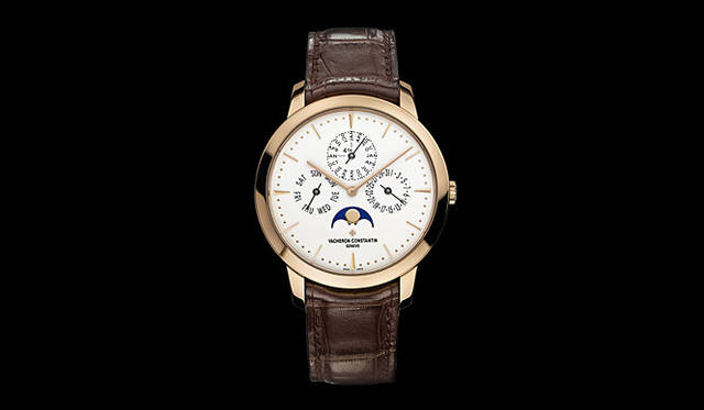 <strong>Vacheron Constantin｜ヴァシュロン・コンスタンタン</strong>　「キャリバー1120SQ」を、スケルトンではなくシースルーバックの仕様のケースに搭載した、超薄型永久カレンダーモデル。「パトリモニー・コンテンポラリー・パーペチュアルカレンダー」594万3000円（予価）。今秋発売予定。