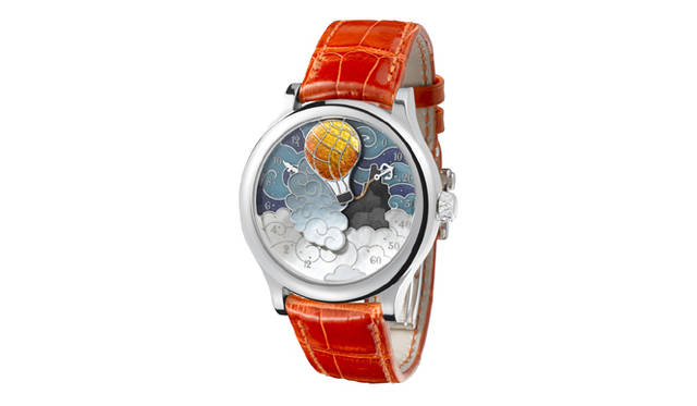 <strong>Van Cleef & Arpels｜ヴァン クリーフ＆アーペル</strong> 文字盤左側にある「鳥」をモチーフにした針、文字盤右側にある気球の錨をモチーフにした針が、レトログラード式に（上下に往復運動して）それぞれ時、分を表示する。「ポエティック コンプリケーション『気球に乗って5週間』」1200万円。入荷時期未定。
