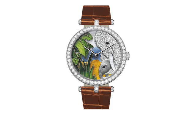 <strong>Van Cleef & Arpels｜ヴァン クリーフ＆アーペル</strong> 文字盤には、サバンナに暮らす愛らしいゾウの親子が、マザー・オブ・パールの象嵌、彫刻を施したホワイトゴールドとシャンルベ・エナメルにダイヤモンドをセッティングして描かれている。「レディ アーペル アフリカン ランドスケープ エレファント デコール」1040万円。入荷時期未定。