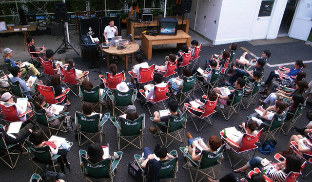 <strong>ディクショナリー倶楽部 ART SCHOOL</strong>｜茂木健一郎 VS 堀江貴文、阿部海太郎「暗闇快怪屋敷」開催<br />屋外スペースにて開催されるART SCHOOL。　写真：クラブキングART SCHOOL ©櫻井将士
