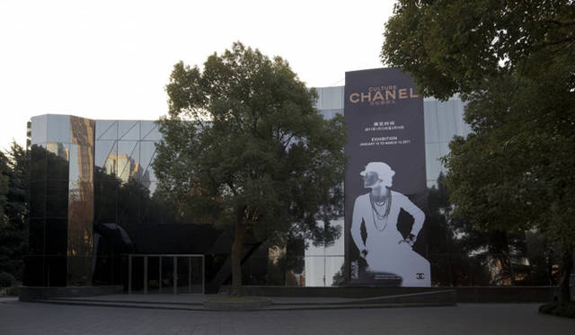 <strong>CHANEL｜シャネル　“CULTURE CHANEL”展</strong> 会場となっているのは、中国・上海の注目アートスポット、当代芸術館。©CHANEL