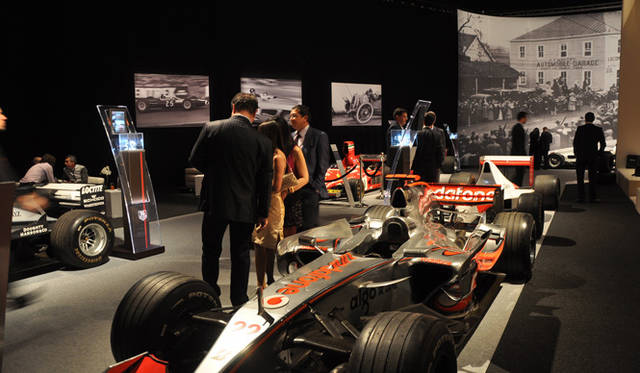 <strong>TAG Heuer｜タグ・ホイヤー</strong> “MASTERING SPEED” 会場のようす。モータースポーツ史に輝く伝説のレースーカーや、タグ・ホイヤーの腕時計が展示された。