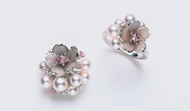 <strong>MIKIMOTO｜ミキモト</strong>　「Spring Collection 2011」<br>左／ピンブローチ（アコヤ真珠・ピンクサファイア・ダイアモンド・七宝／WGK18製）23万1000円、右／リング（アコヤ真珠・ピンクサファイア・ダイアモンド・七宝／WGK18製）21万円