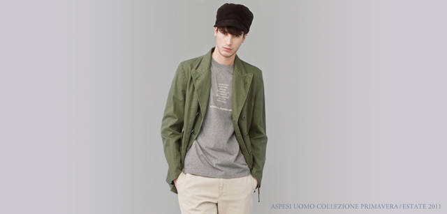 <strong>ASPESI | ASPESI Collezione Primavera/Estate 2011</strong> A double-breasted version of a wide-fit military jacket feels fresh. Paired with a simple gray T-shirt and ecru pants that seem to retain their natural color. Jacket "STIGLITZ COTTONE" ¥50,400, T-shirt ¥10,500, Chino pants "GREGORY" ¥32,550 (all ASPESI / ASPESI JAPAN).